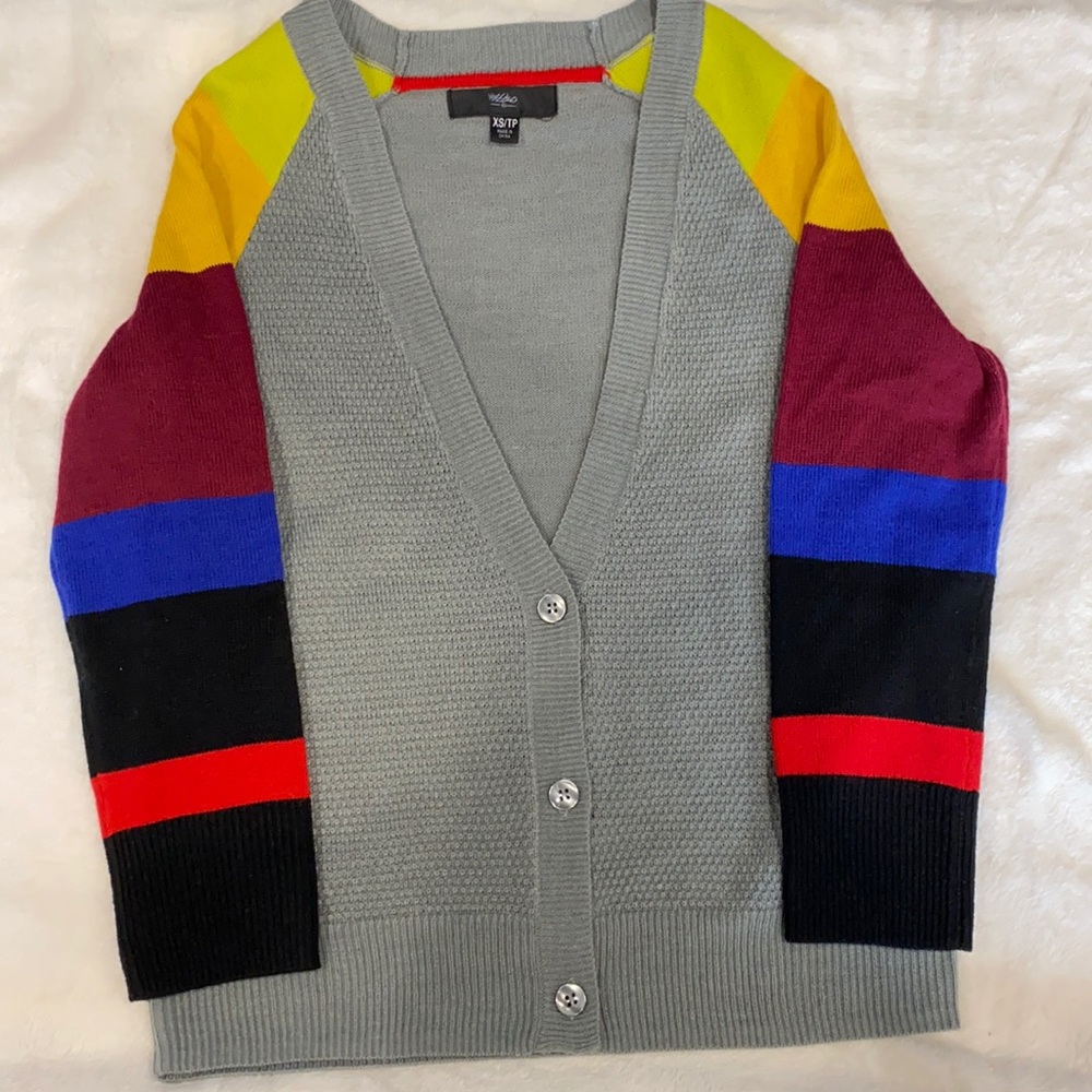 Sweater, with multi colored sleeve